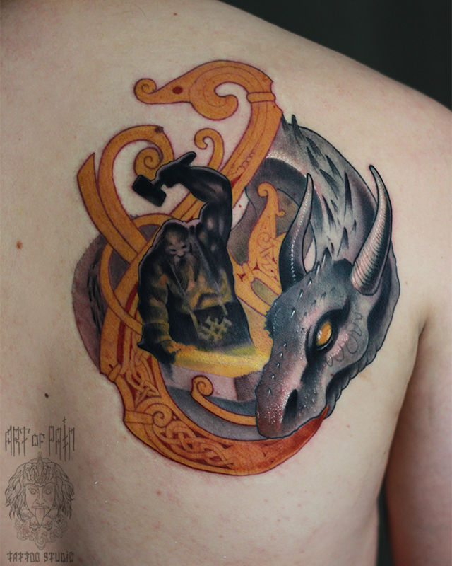 Татуировка мужская нью-скул на лопатке дракон и кузнец – Мастер тату: Александр Pusstattoo