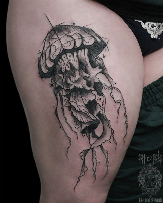 Татуировка женская графика на бедре медуза (большая) – Мастер тату: Анастасия Родина