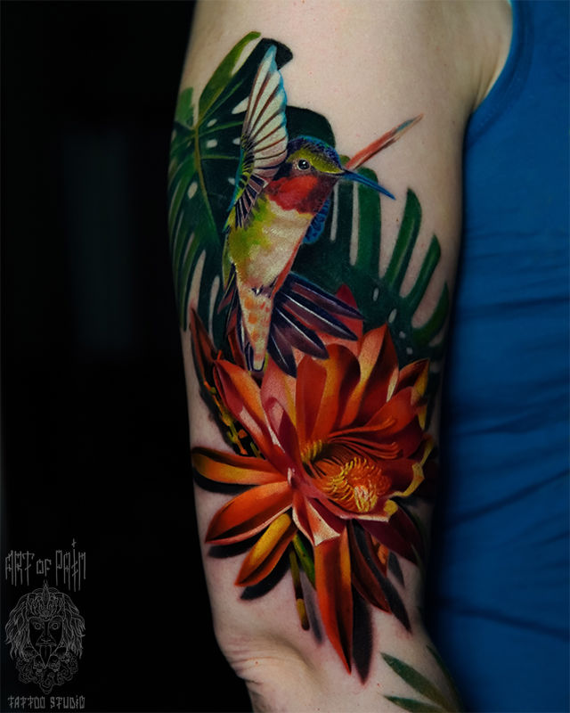 Татуировка мужская реализм на плече колибри и хризантема – Мастер тату: Анастасия Юсупова