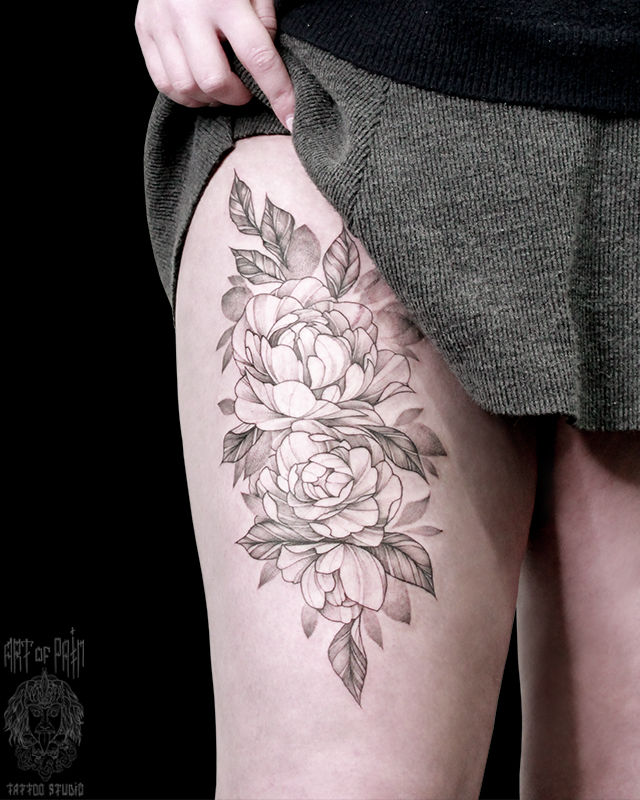 Татуировка женская графика на бедре цветы пионов – Мастер тату: 