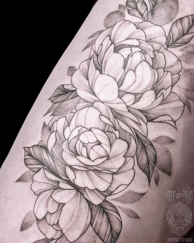 Татуировка женская графика на бедре цветы – Мастер тату: Мария Челнокова