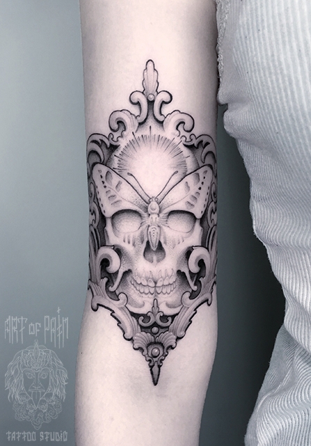Татуировка женская графика на плече череп, бабочка и орнамент – Мастер тату: 