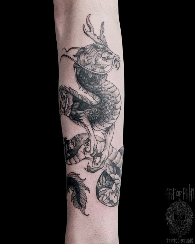 Татуировка мужская графика на предплечье дракон с розами – Мастер тату: Анастасия Родина
