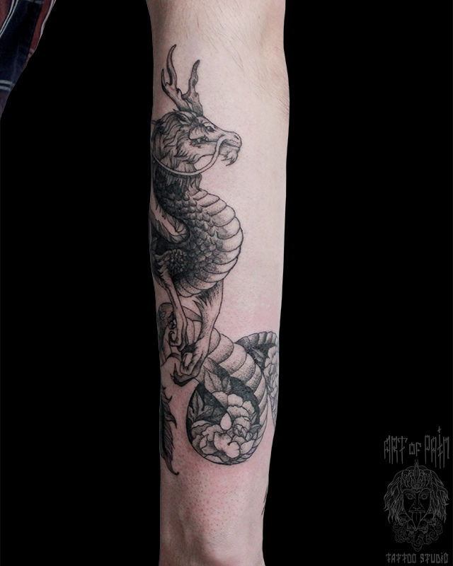 Татуировка мужская графика на предплечье дракон – Мастер тату: Анастасия Родина