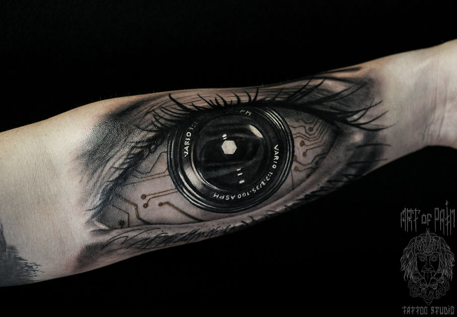 Татуировка мужская реализм на предплечье глаз робота – Мастер тату: Александр Pusstattoo