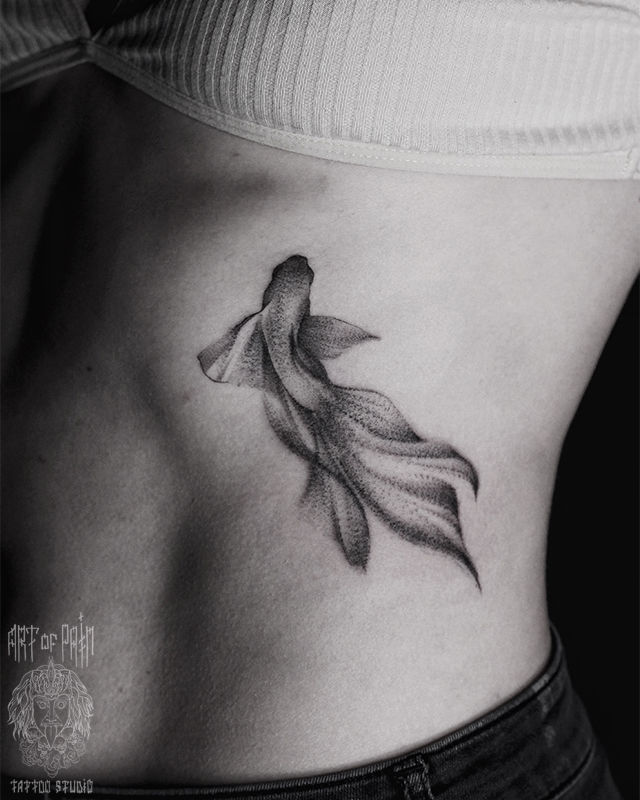 Татуировка женская графика на боку рыбка – Мастер тату: 