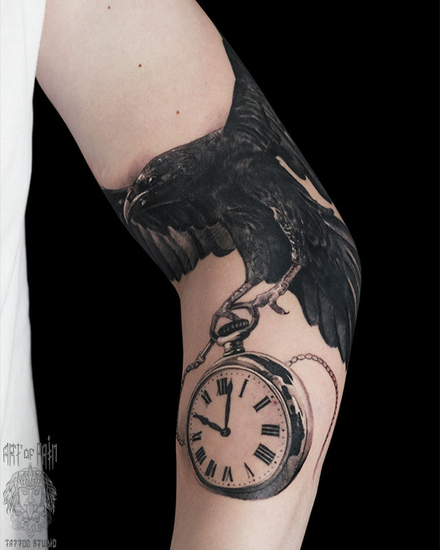 Татуировка мужская реализм на руке ворон с часами – Мастер тату: Александр Pusstattoo