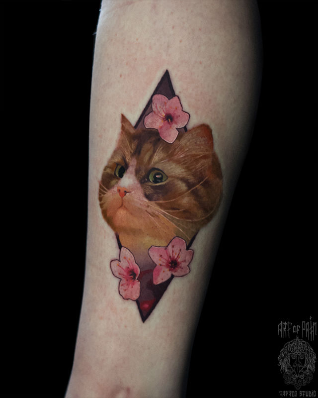 Татуировка женская реализм на предплечье рыжий кот с цветами – Мастер тату: Александр Pusstattoo