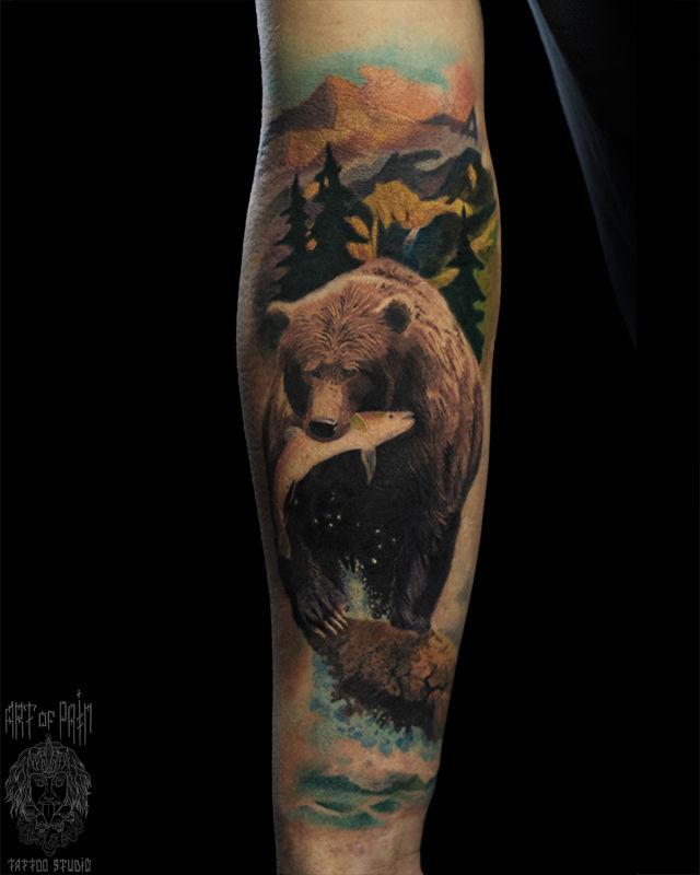 Татуировка мужская реализм на предплечье медведь с рыбой – Мастер тату: Александр Pusstattoo