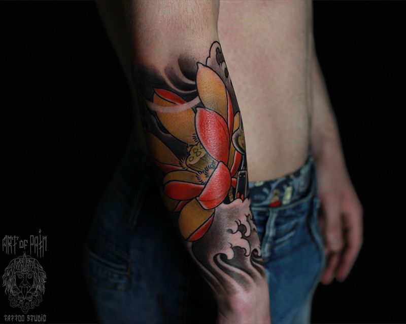 Татуировка мужская япония на предплечье лотос и волна – Мастер тату: Марк Акулов