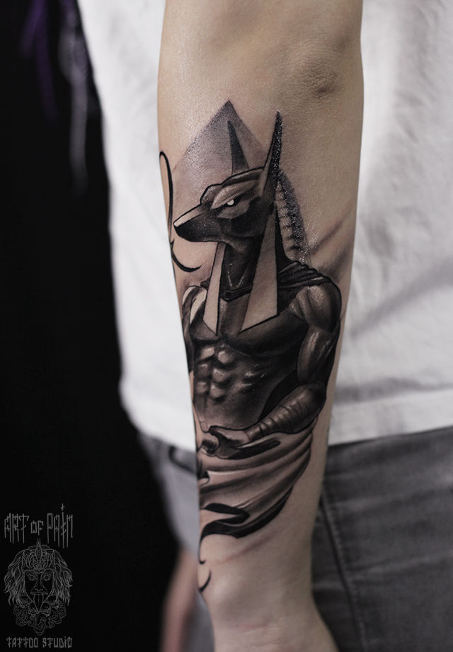 Татуировка мужская black&grey на предплечье древнеегипетский бог Анубис – Мастер тату: Александр Pusstattoo