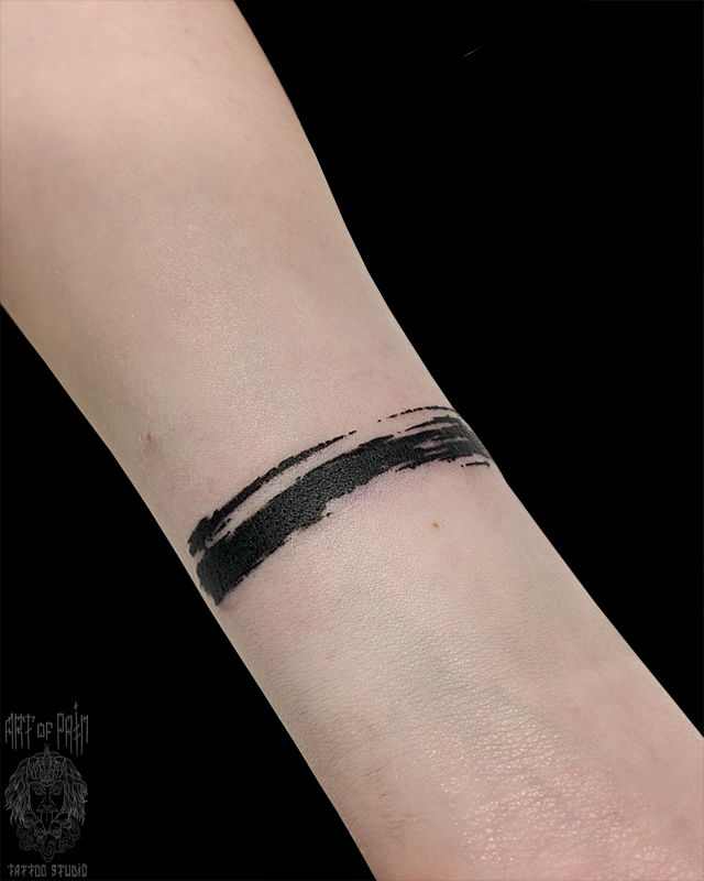 Татуировка женская графика на запястье браслет – Мастер тату: Евгения Шмидт