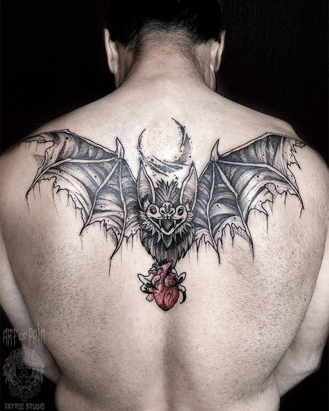 Татуировка мужская графика на спине летучая мышь – Мастер тату: Мария Котова