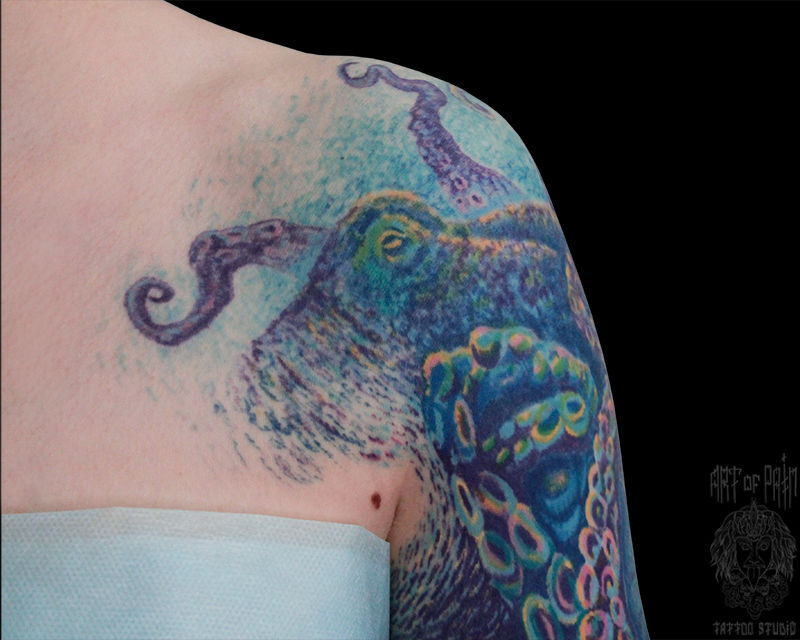 Татуировка женская нью скул на плече осьминог – Мастер тату: Анастасия Родина
