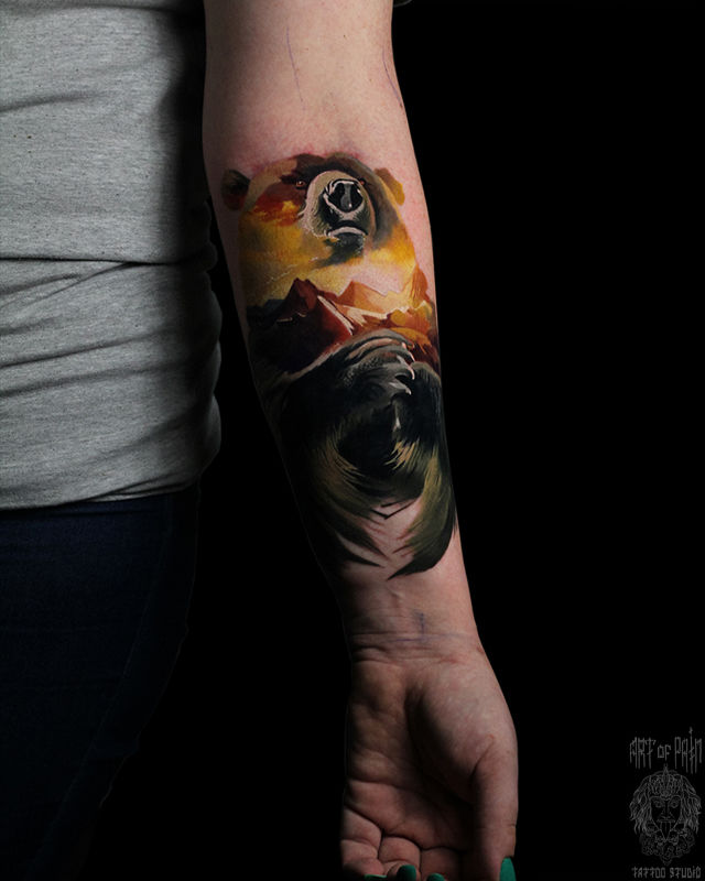 Татуировка мужская реализм на предплечье медведь и пейзаж – Мастер тату: Александр Pusstattoo