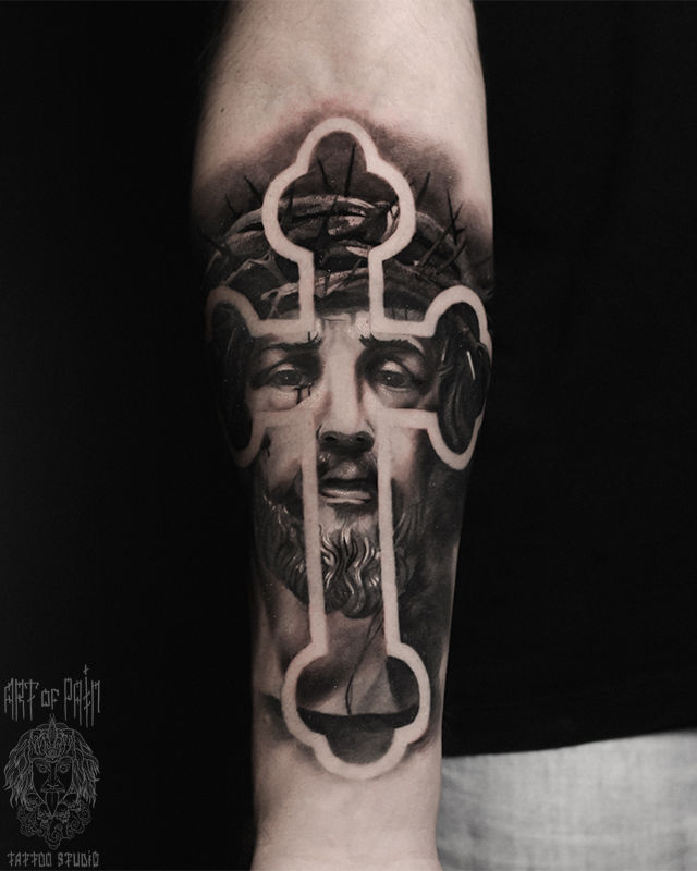 Татуировка мужская реализм на предплечье крест и Иисус – Мастер тату: Александр Pusstattoo
