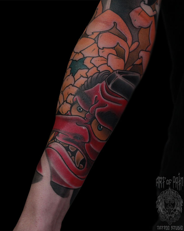 Татуировка мужская япония на предплечье красная маска – Мастер тату: Марк Акулов