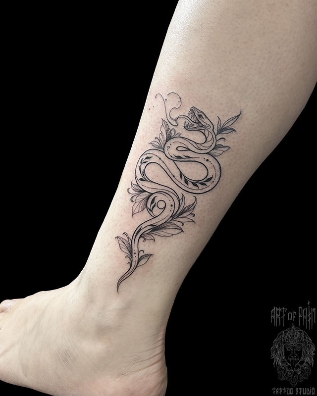 Татуировка женская графика на голени змея – Мастер тату: Мария Бородина (Челнокова)