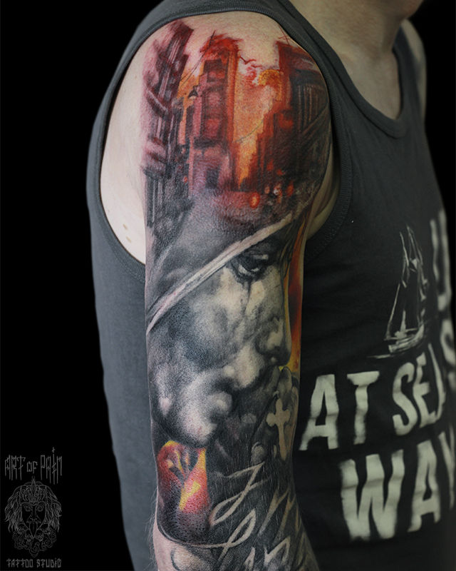 Татуировка мужская реализм на плече портрет и городской пейзаж – Мастер тату: 
