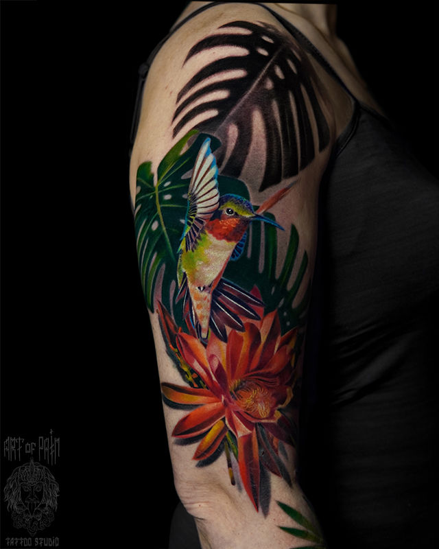 Татуировка женская реализм на плече колибри и цветы – Мастер тату: Анастасия Юсупова