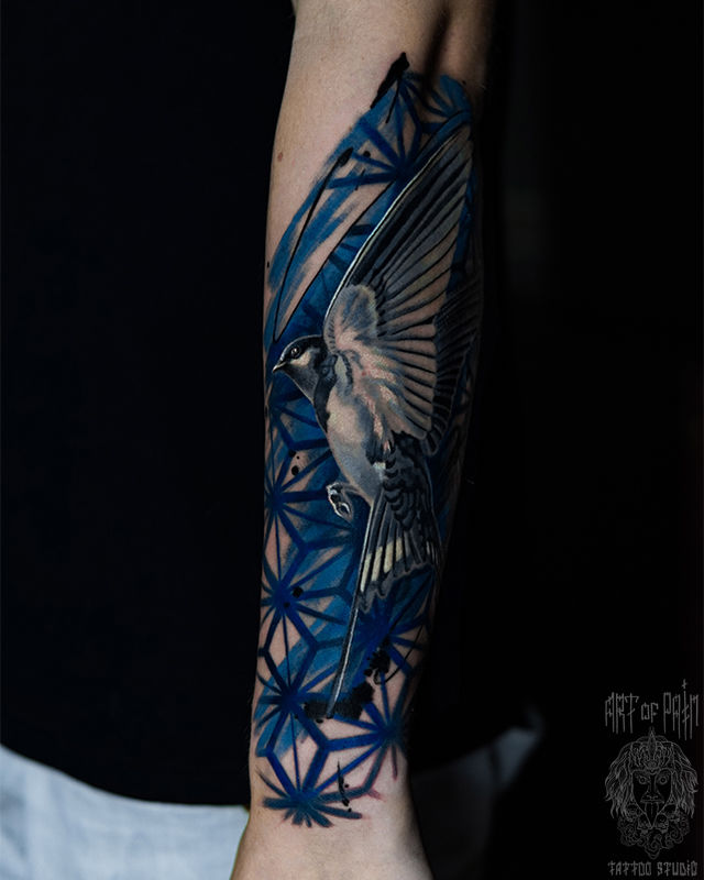 Татуировка мужская реализм и орнаментал на предплечье синица и узор – Мастер тату: Анастасия Юсупова