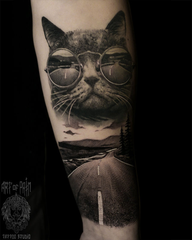 Татуировка мужская реализм на предплечье кот и дорога – Мастер тату: Александр Pusstattoo