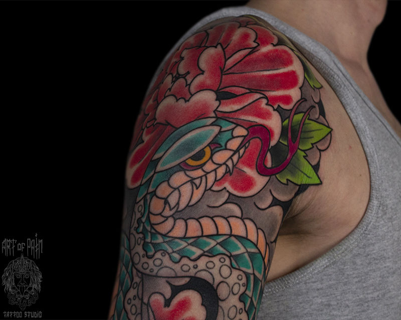Татуировка мужская япония на плече змея, пионы – Мастер тату: Марк Акулов