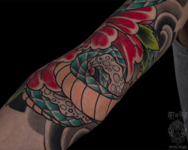 Татуировка мужская япония на руке змея и пионы – Мастер тату: Марк Акулов