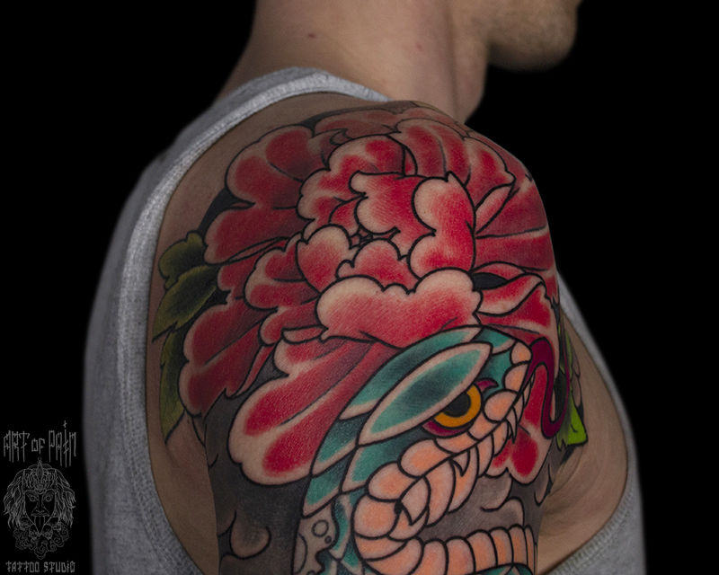 Татуировка мужская япония на плече змея и пионы – Мастер тату: Марк Акулов