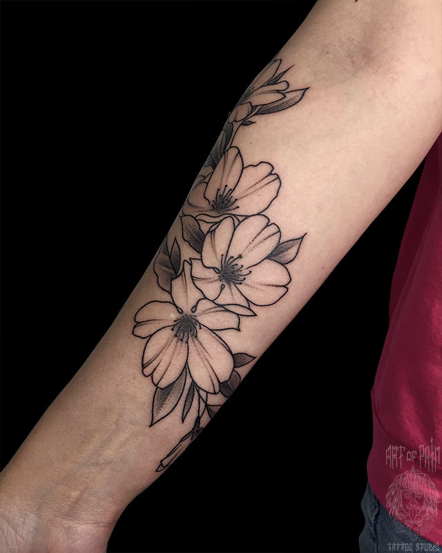 Татуировка женская графика на предплечье (внутренняя часть) цветы – Мастер тату: Евгения Шмидт