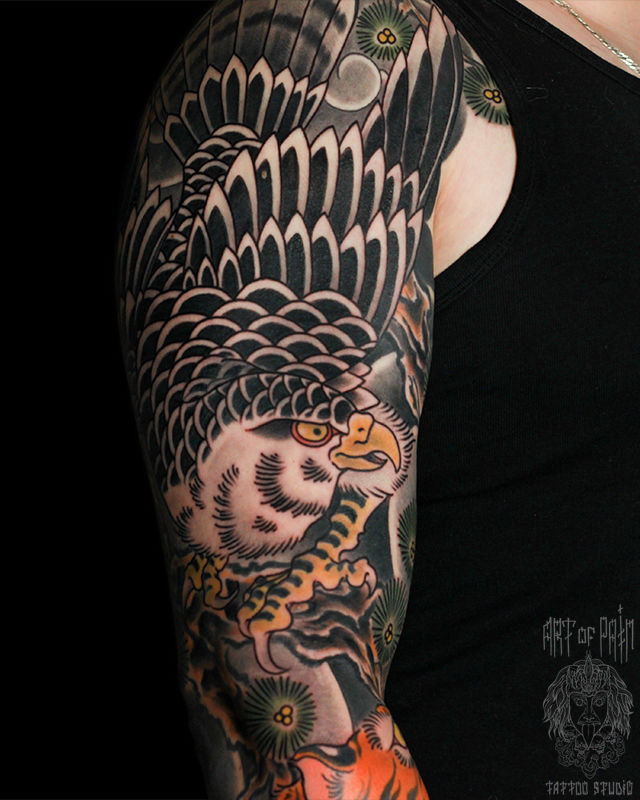 Татуировка мужская япония на плече орел и тигр – Мастер тату: Марк Акулов