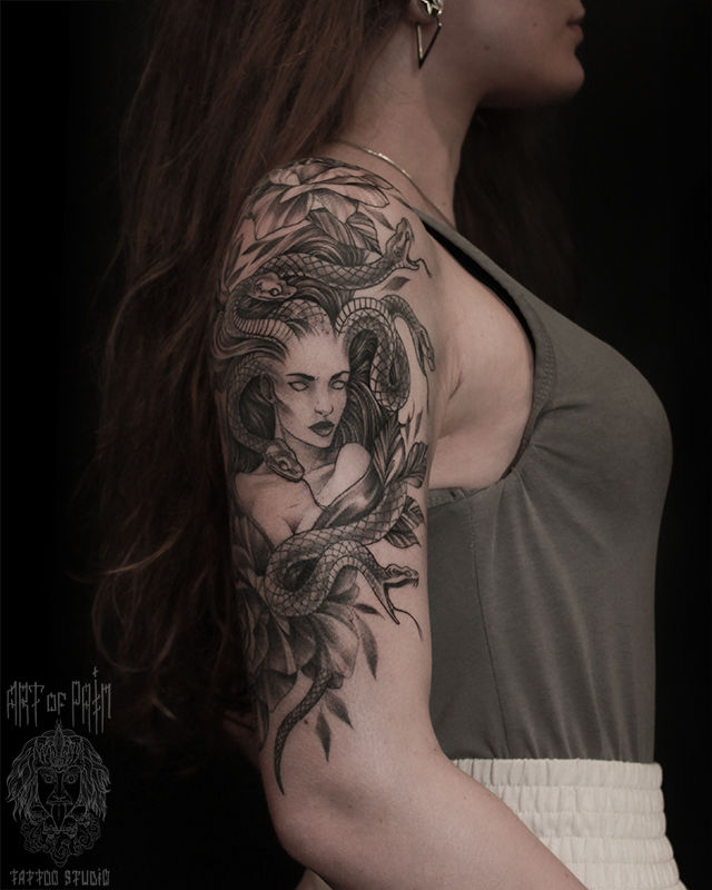 Татуировка женская графика на плече Горгона Медуза – Мастер тату: Мария Бородина (Челнокова)