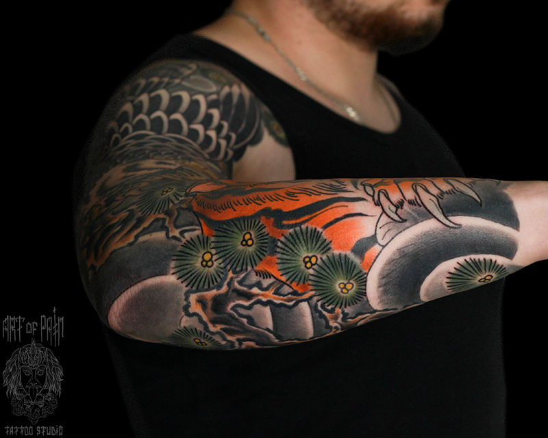 Татуировка мужская япония на предплечье сосна и тигр – Мастер тату: Марк Акулов