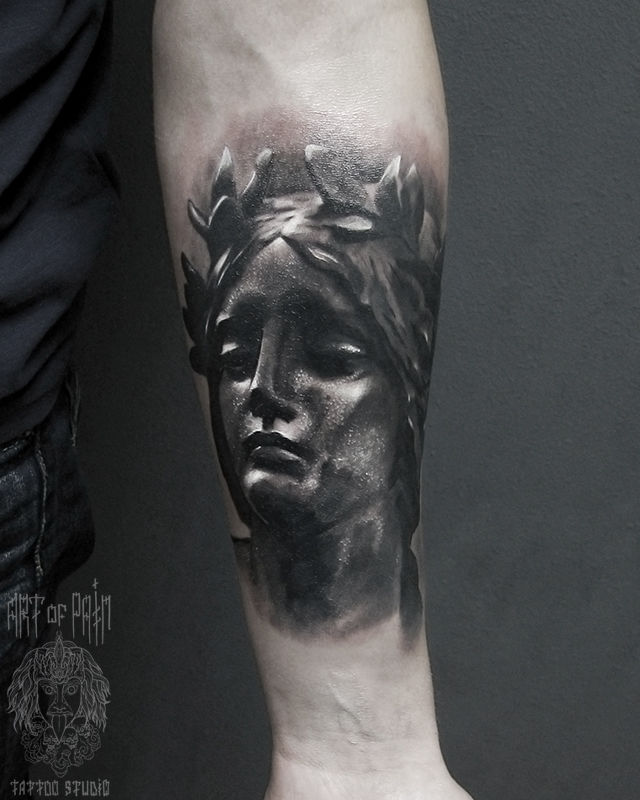 Татуировка мужская реализм на предплечье статуя – Мастер тату: Александр Pusstattoo