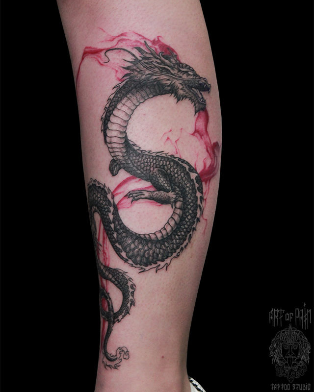 Татуировка женская графика на голени дракон и красное пламя – Мастер тату: Анастасия Родина