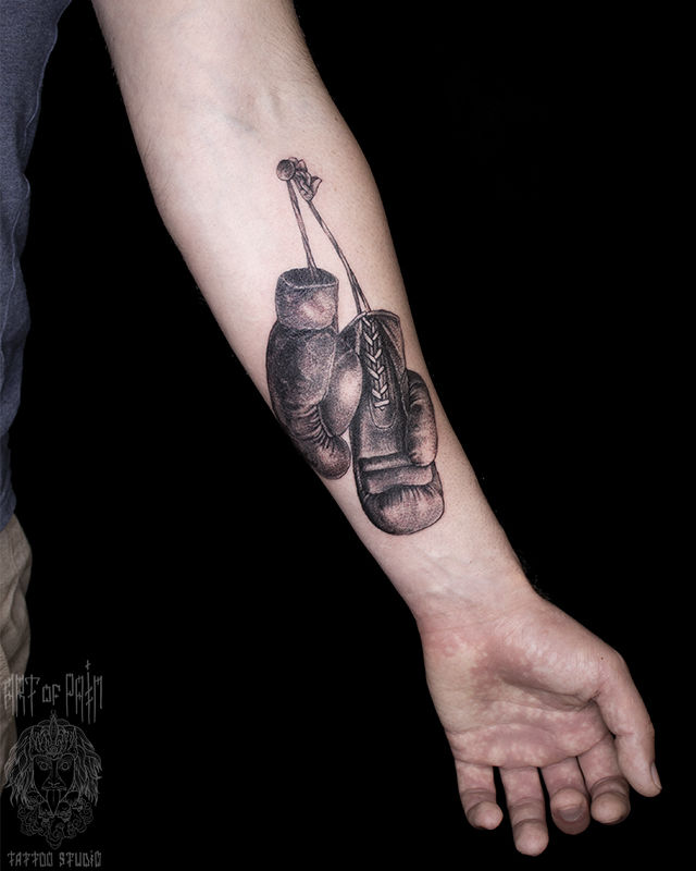 Татуировка мужская графика на предплечье перчатки – Мастер тату: 