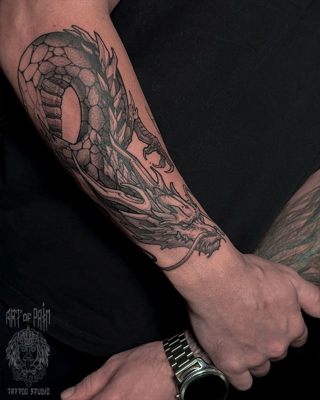 Татуировка мужская графика на предплечье дракон – Мастер тату: Денис Марченко