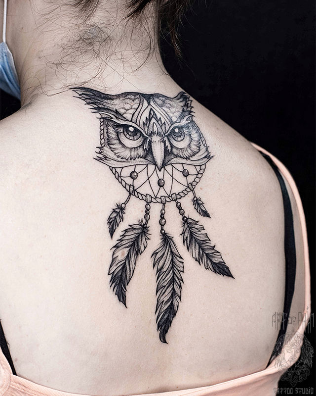 Татуировка женская графика на спине сова и ловец снов – Мастер тату: Мария Котова