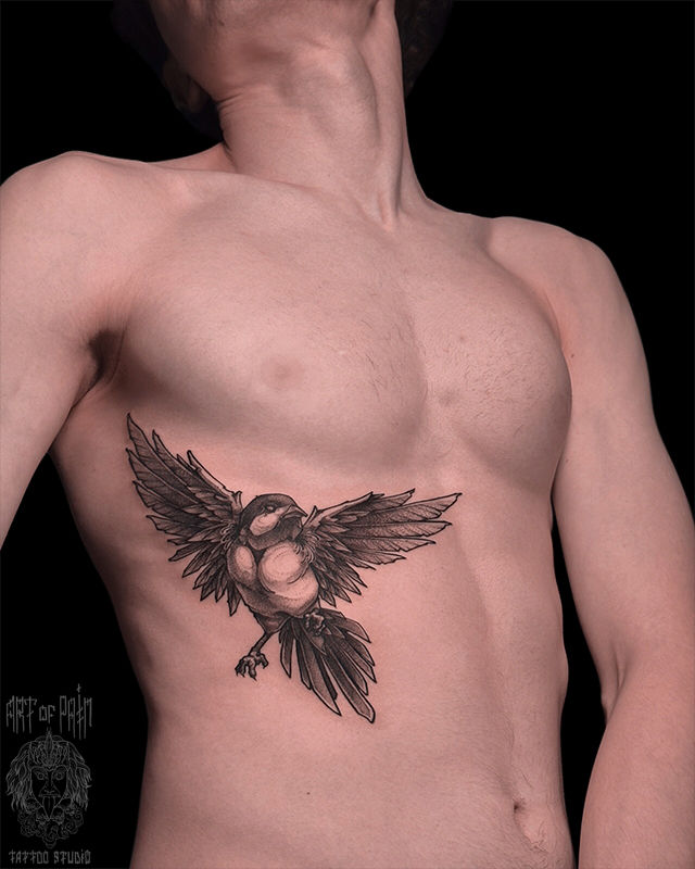 Татуировка мужская графика на боку синица – Мастер тату: Денис Марченко