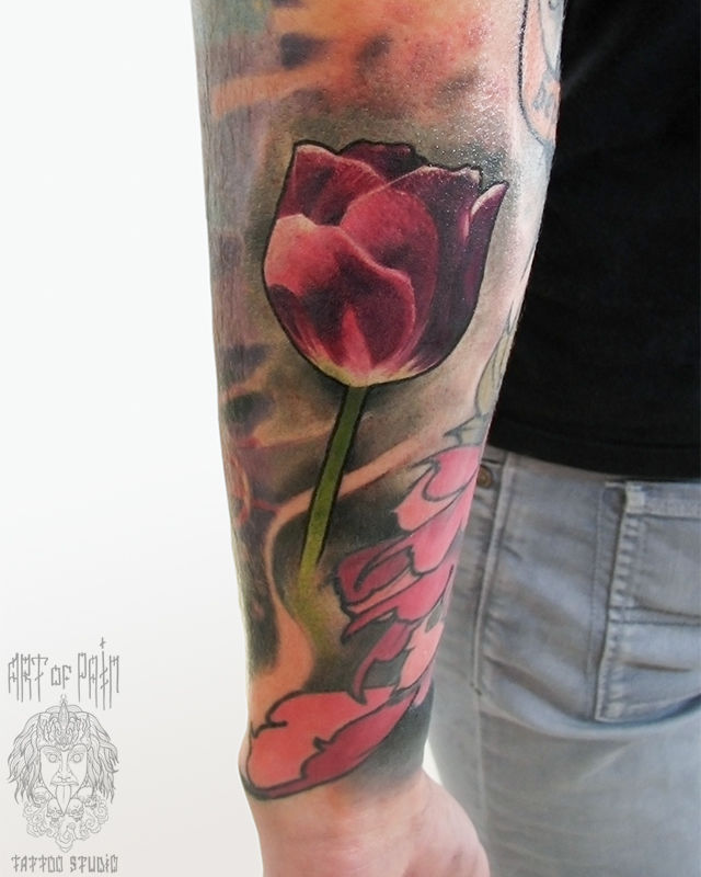 Татуировка мужская нью скул на предплечье тюльпан – Мастер тату: Александр Pusstattoo