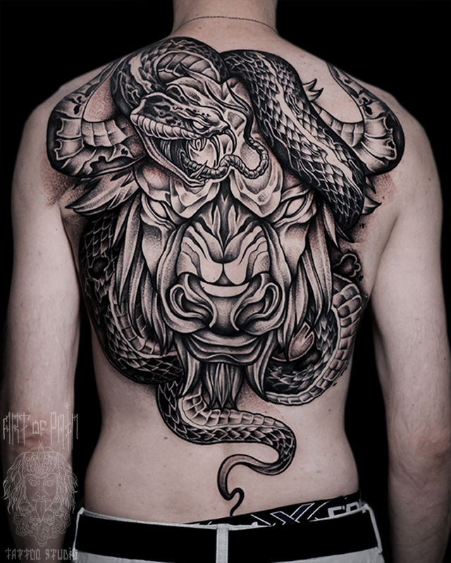 Татуировка мужская графика на спине бык и змея – Мастер тату: Юрий Хандрыкин