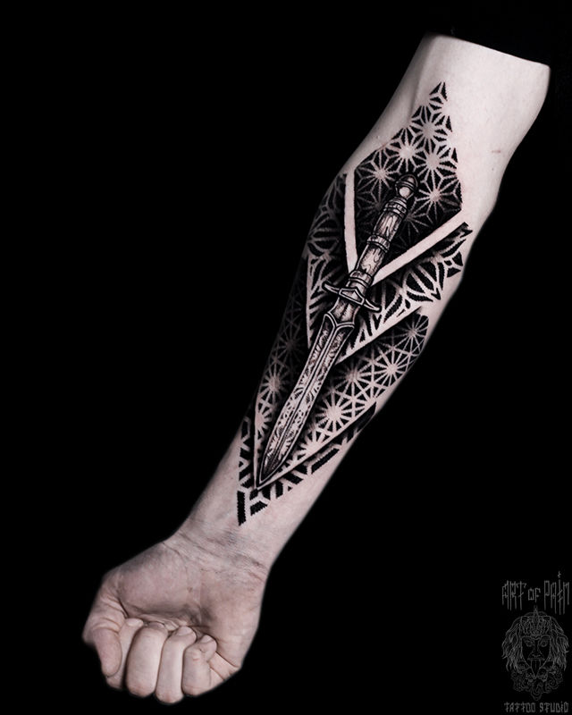 Татуировка мужская орнаментал на предплечье нож и узор – Мастер тату: Юрий Хандрыкин
