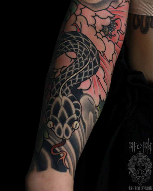 Татуировка женская япония на предплечье змея, пионы – Мастер тату: Марк Акулов