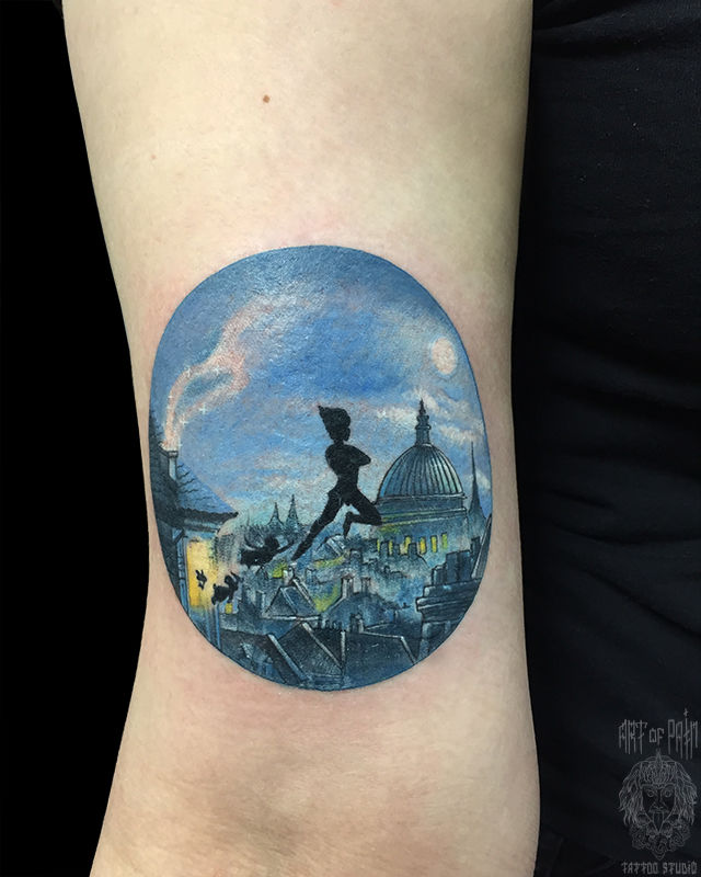 Татуировка женская нью скул на руке Питер Пэн – Мастер тату: Анастасия Родина