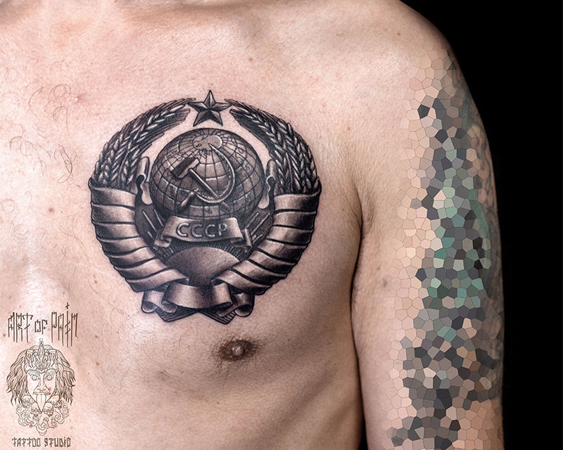 Татуировка мужская реализм на груди герб – Мастер тату: Вячеслав Плеханов