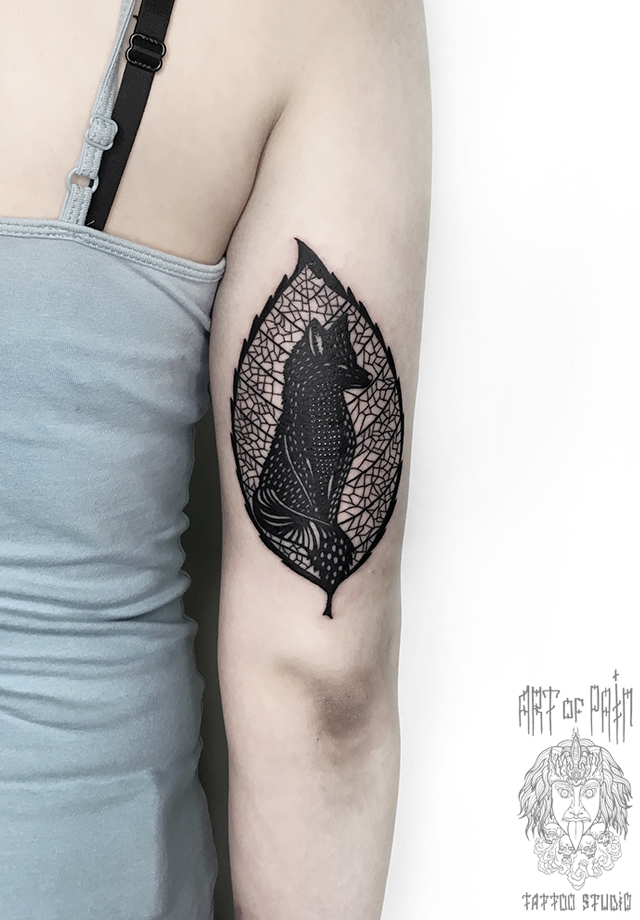 Татуировка женская графика на предплечье лист с лисой – Мастер тату: Максим Север