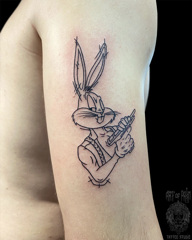 Татуировка мужская графика на плече Багз Банни – Мастер тату: Евгения Шмидт