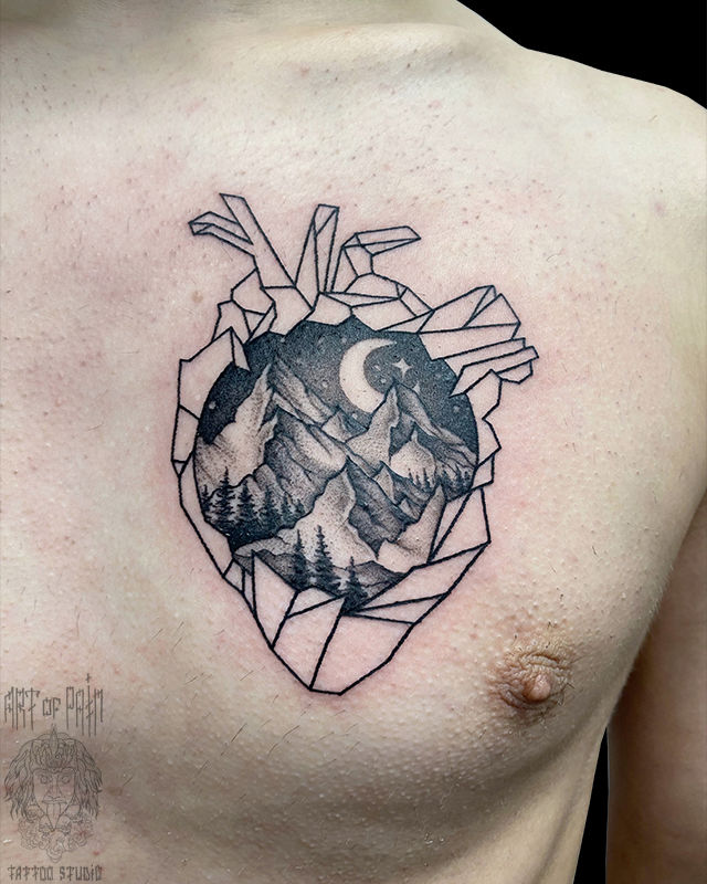 Татуировка мужская графика на груди сердце и пейзаж – Мастер тату: Евгения Шмидт