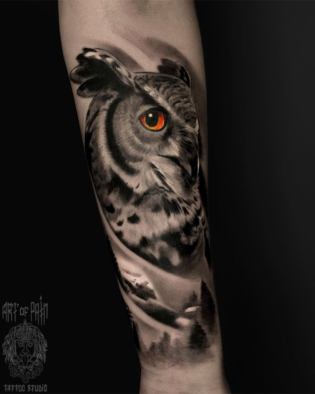 Татуировка женская реализм на предплечье сова с оранжевыми глазами – Мастер тату: Анастасия Юсупова