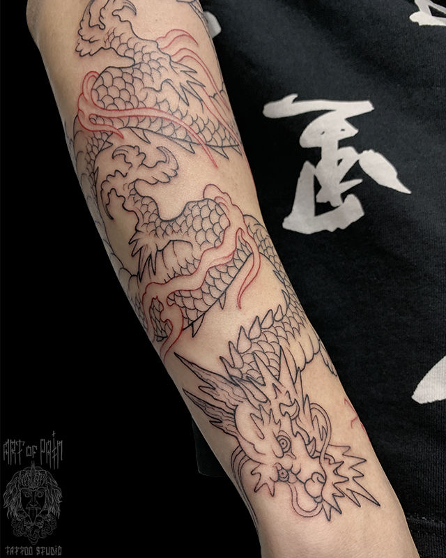 Татуировка мужская графика на предплечье дракон – Мастер тату: Мария Челнокова